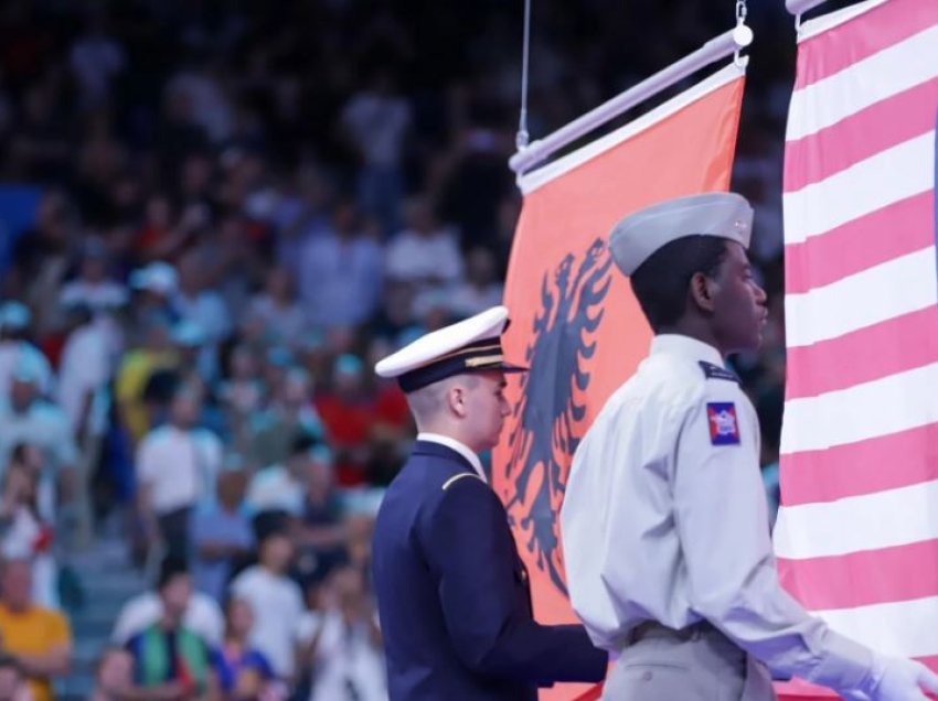 Zhvillohet ceremonia, Valiev merr medaljen e bronztë dhe valëvitet flamuri kuqezi