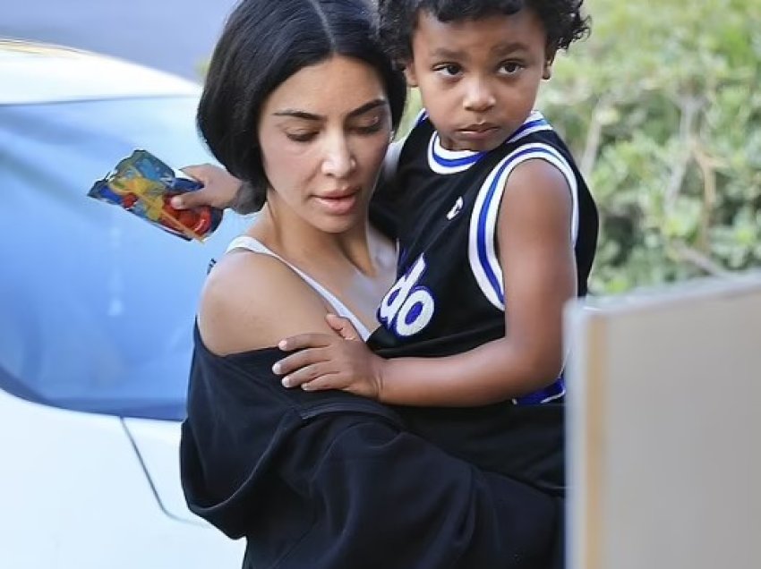 Kim Kardashian duket e mrekullueshme pa grim, për ndeshjen e basketbollit të djalit të saj