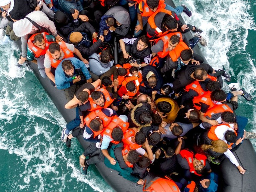 Incident tragjik, humbin jetën dy emigrantë teksa po kalonin Kanalin Anglez me gomone