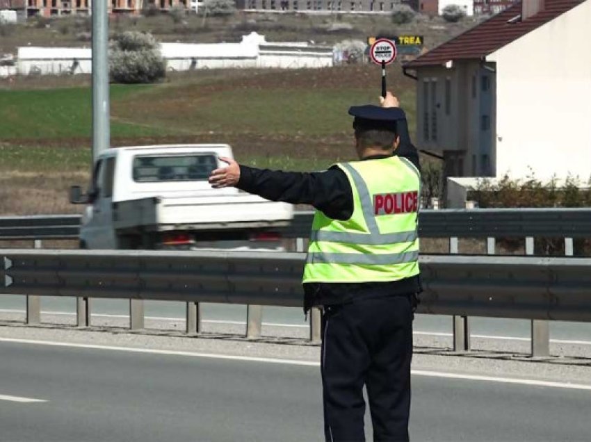 Godet policin me veturë, i dyshuari ikë nga vendi ngjarjes