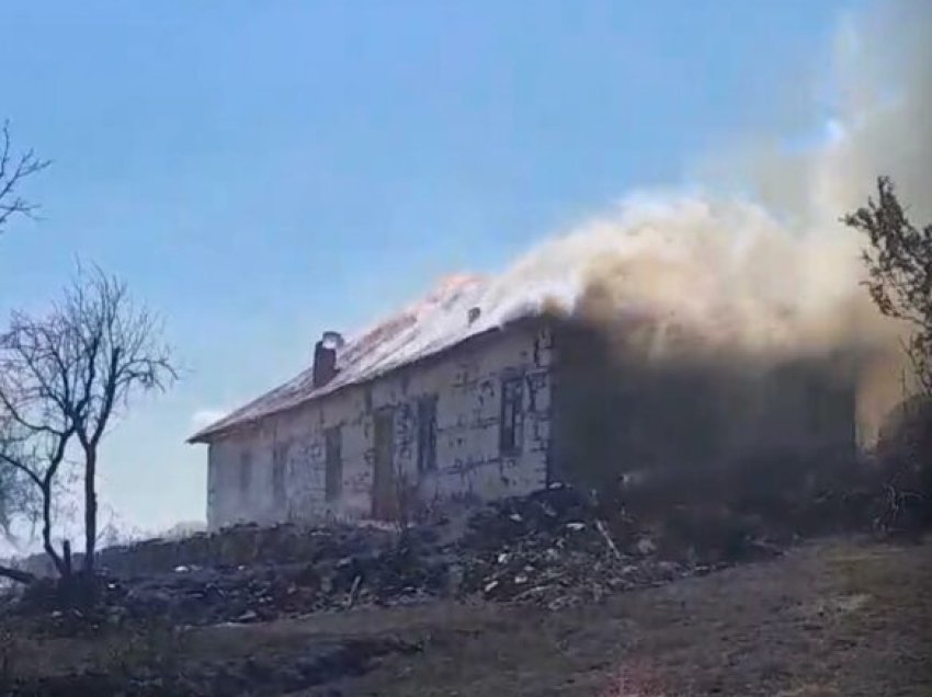 Zjarri shkrumbon masivin pyjor në fshatin Bardhaj të Rrajcës, digjen edhe dy shtëpi të vjetra