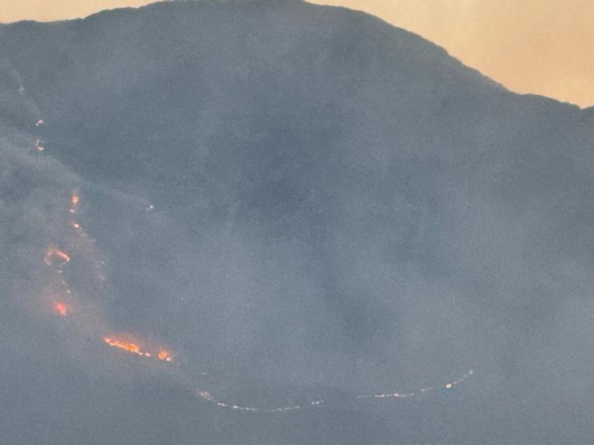 Situatë e vështirë nga zjarri në Pustec/ Era favorizon përhapjen e flakëve, rrezikojnë t’i afrohen doganës së Goricës