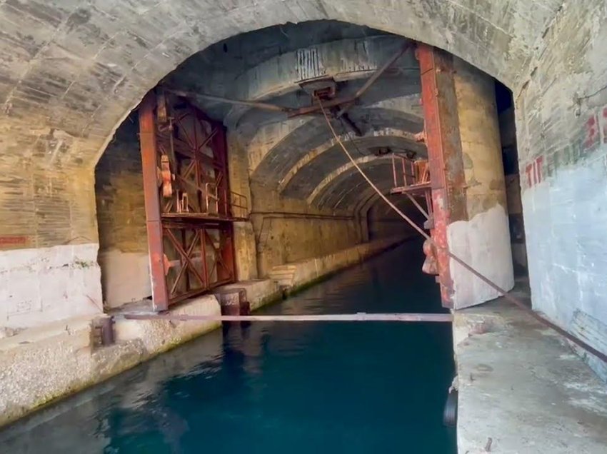 Misteri i tunelit të Porto Palermos/ Dikur strehim për nëndetëset, sot destinacion turistik, hapet dera e çeliktë pas 32 vitesh!