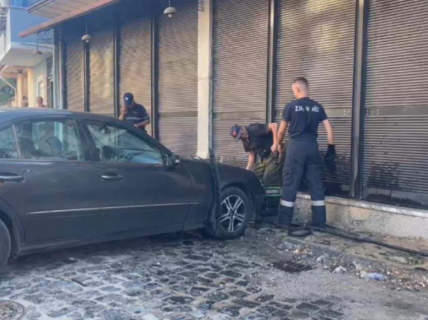 Merr flakë një makinë e parkuar në Korçë, zjarrfikësja në vendngjarje