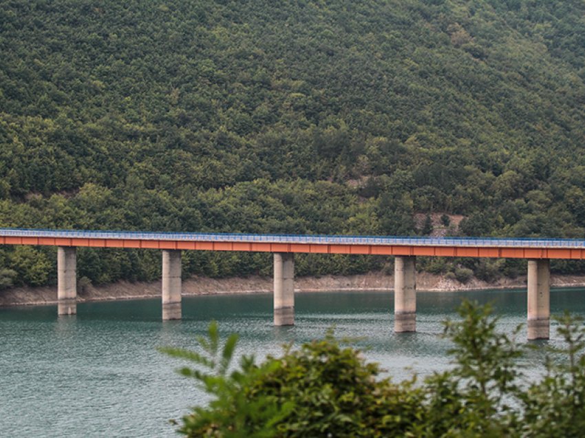 Lëndohet një qytetar gjatë kërcimit nga ura në Liqenin e Ujmanit