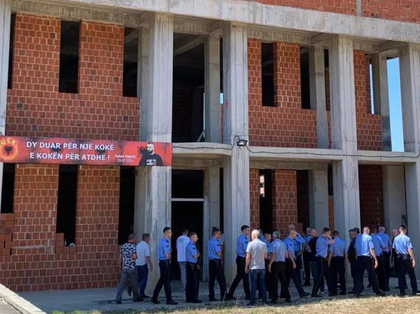 Komandanti i policisë në Skenderaj shkon në të pame të Faton Hajrizit bashkë me kolegët e tij