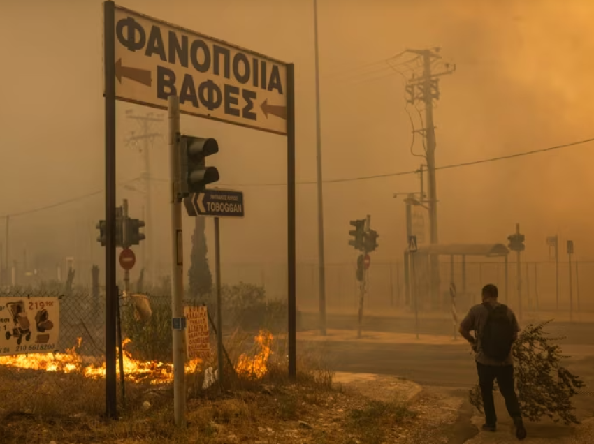 Një viktimë nga zjarret masive në Greqi