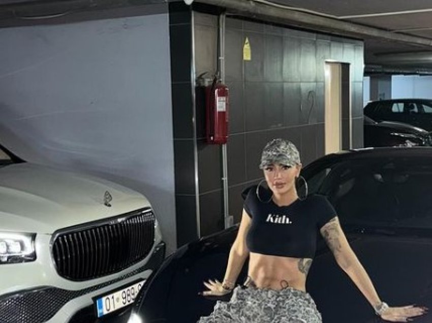 Dafina Zeqiri duket atraktive teksa pozon pranë Ferrarit që ia bleu të dashurit për ditëlindje