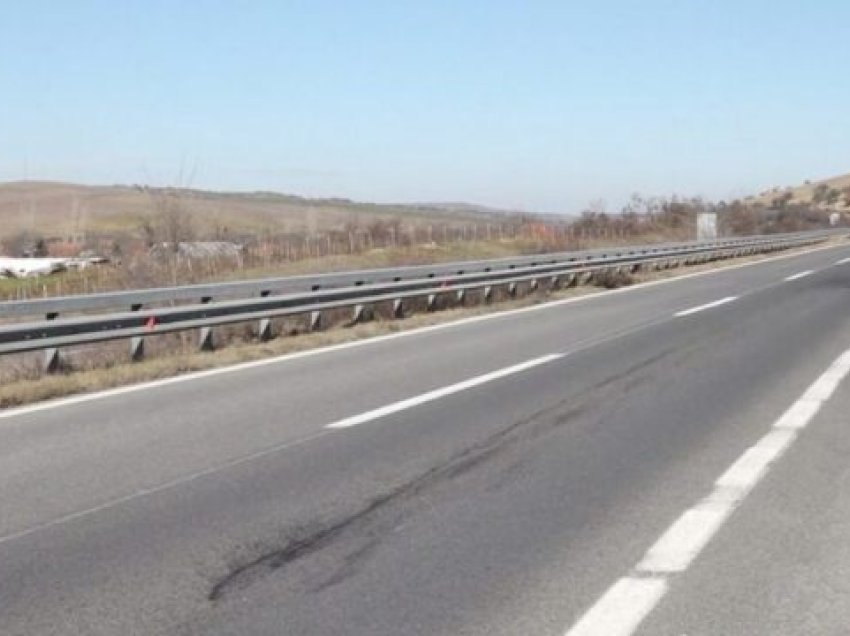 Zjarr në afërsi të autostradës ‘Ibrahim Rugova’ në Suharekë