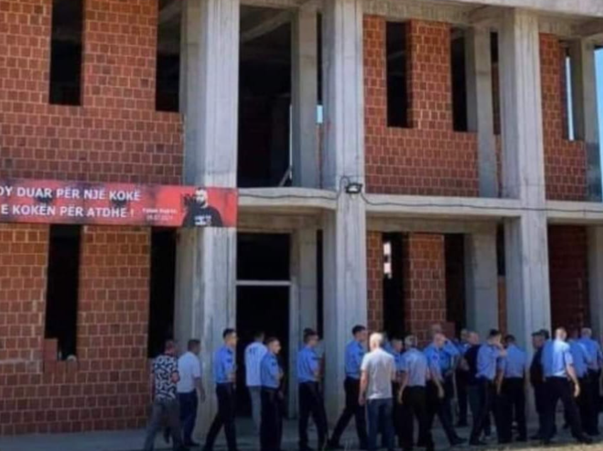 Ky është komandanti policor i Skenderajt që kërkohet të suspendohet pasi shkoi në të pame për Hajrizin