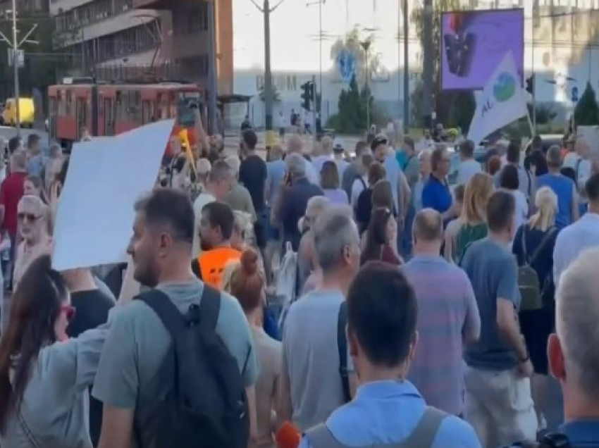 Arrestohen protestuesit në Beograd, Vuçiq i quajti puçistë 