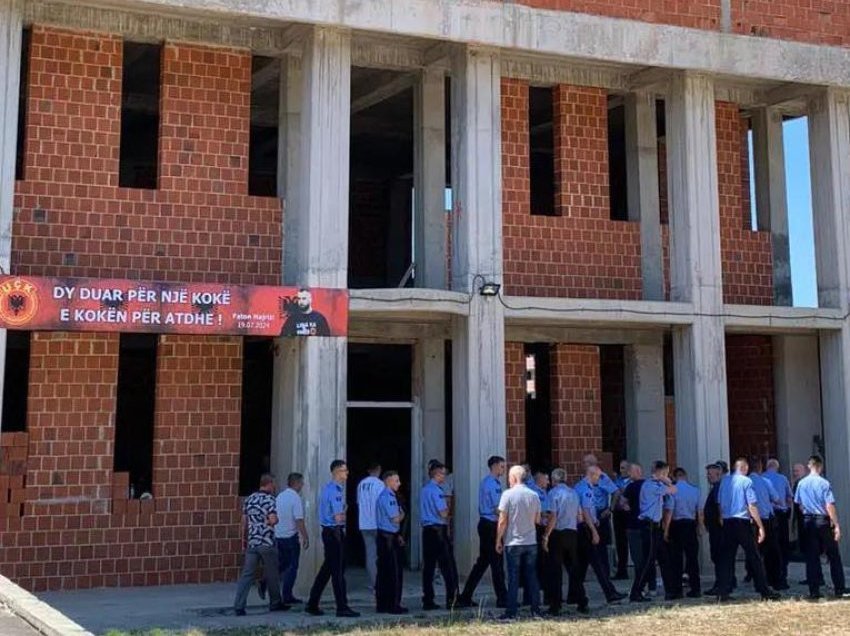 Suspendohet polici që shkoi në të pamen e Hajrizit, po identifikohen edhe të tjerët