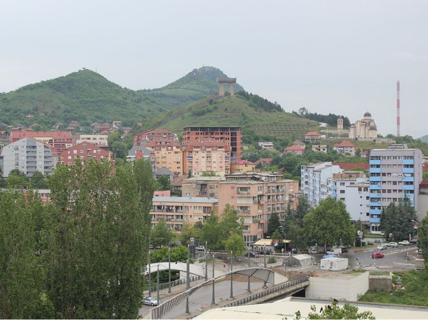 I dyshuari e ngacmon në rrjete sociale dhe i shkon te banesa, e lajmëron në polici