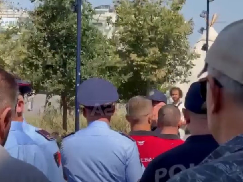 Incident tek Bashkia e Tiranës, protestuesit e PD përplasen me mundësit