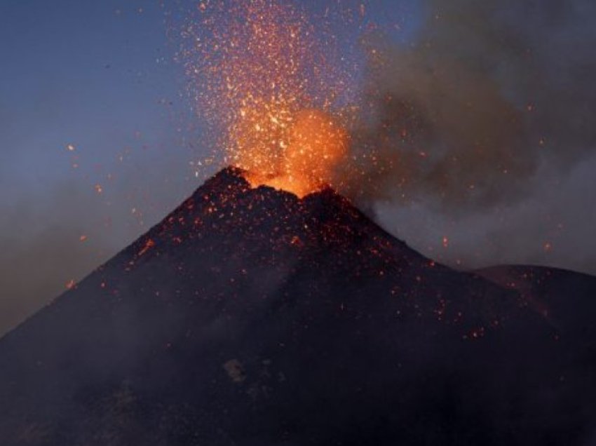 Mbyllet aeroporti në Katania pas shpërthimit të Etna-s