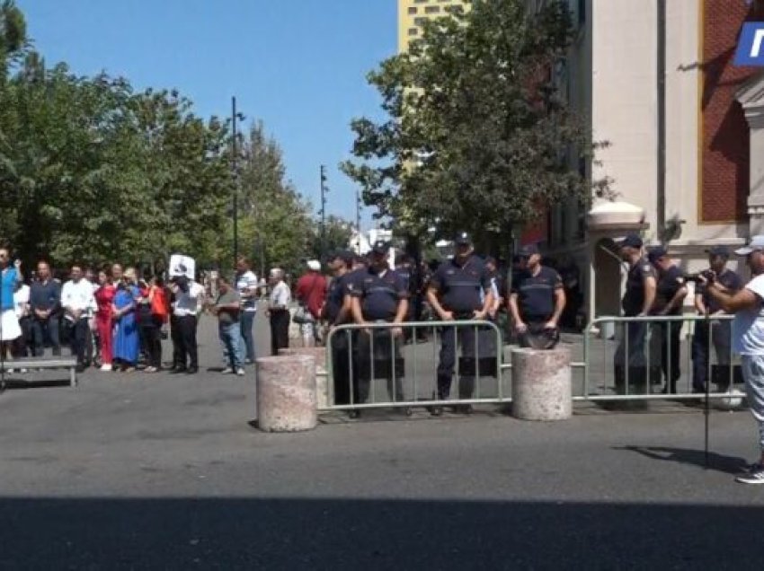 Nis protesta e opozitës para bashkisë së Tiranës