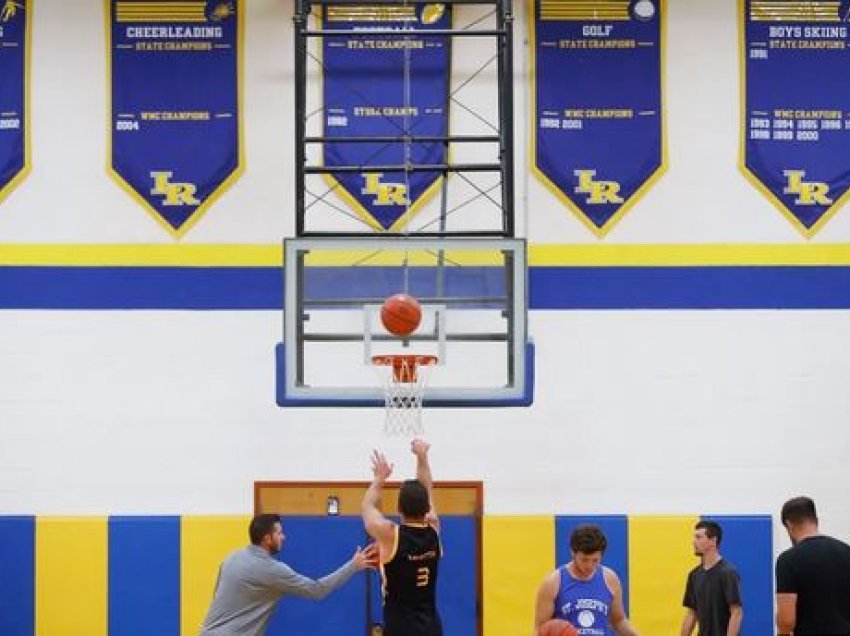 Trajneri i basketbollit shënon 1134 trepikëshe në 1 orë për të thyer rekordin botëror