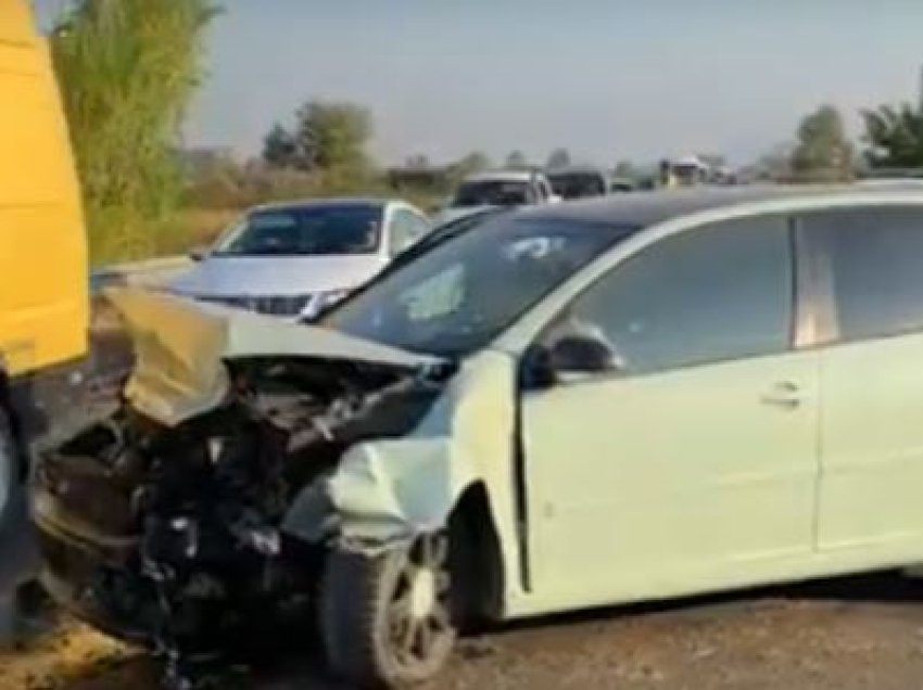 Aksident në autostradën Lezhë-Shkodër/ Del nga rruga automjeti dhe përplaset me barrierat anësore