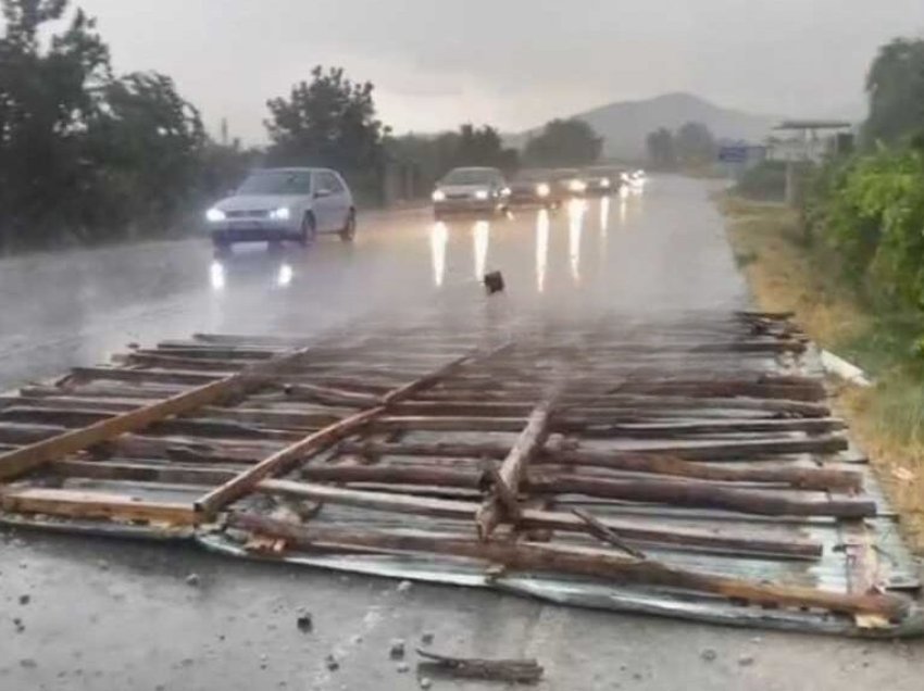 Era e fortë shkul çatitë nga vendi, Korça përballet me stuhi të forta