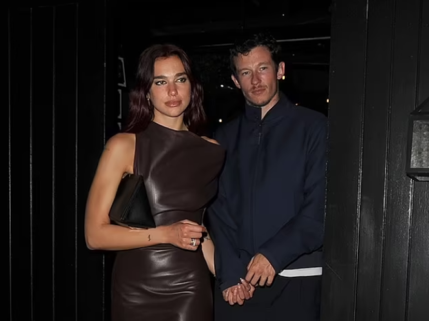 Dua Lipa mahnit me një fustan lëkure, teksa shijon mbrëmjen me të dashurin Callum Turner në Londër