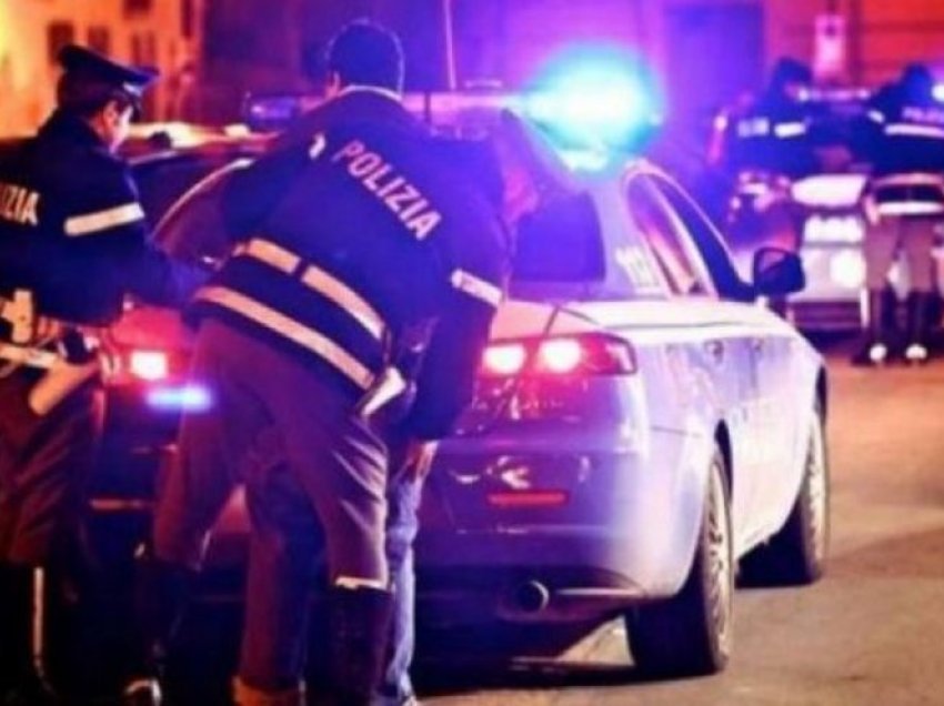 Arrastisje si në filma, 32-vjeçari shqiptar çan postbllokun dhe dëmton një nga efektivët në autostradën Avellino-Napoli