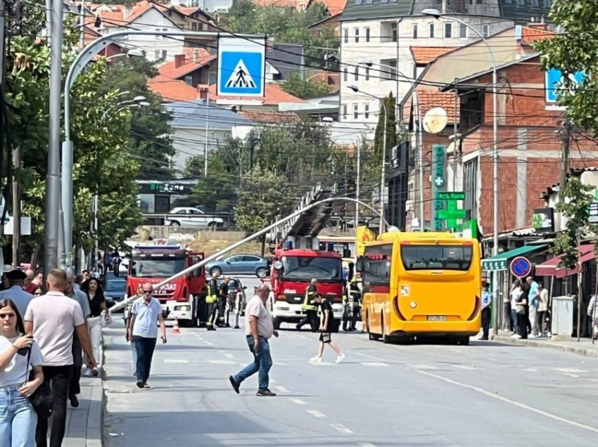 Rrëzohet një shtyllë ndriçimi te “Xhamia e Llapit”