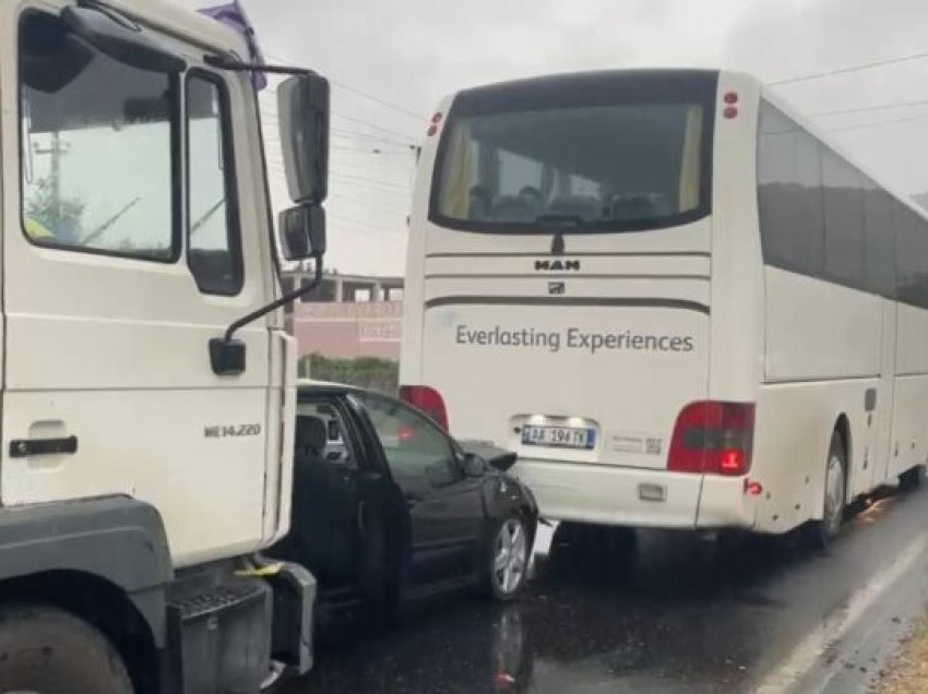 Aksident në aksin Shkodër-Lezhë, makina godet autobusin dhe përplaset nga një kamion