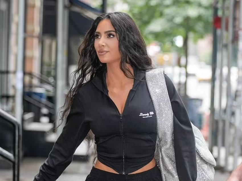 Kim Kardashian duket atraktive në të zeza në New York, ndërsa shoqërohet nga vajza e saj dhe qeni i tyre Sushi