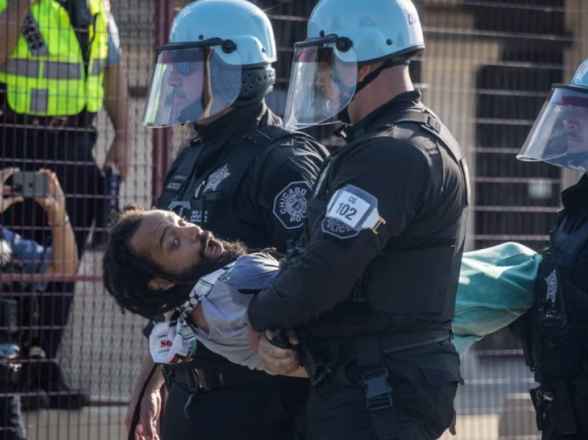 Çikago: Protestuesit pro-palestinezë përleshen me policinë pranë konsullatës izraelite