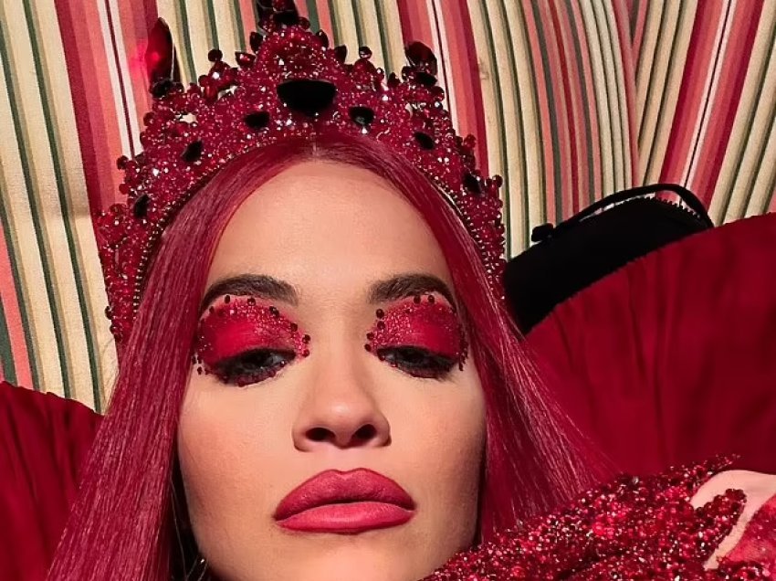 Rita Ora publikon të tjera fotografi nga prapaskenat e filmit “Descendants: The Rise Of Red”, duke treguar muskujt e barkut