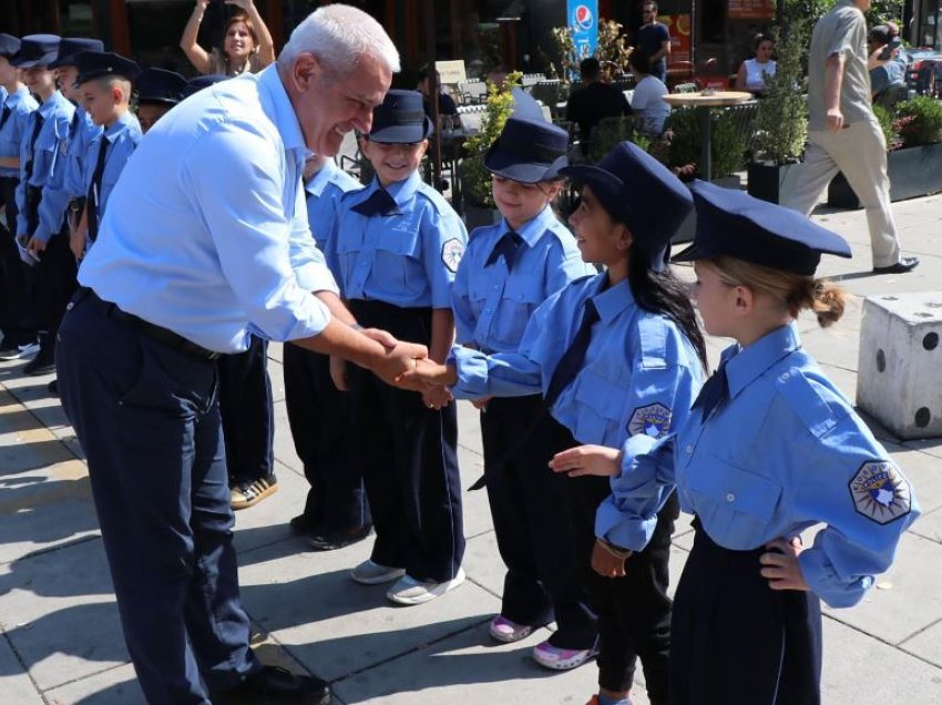 Sveçla me Krasniqin, kalojnë çaste të bukura me fëmijët “policë” të Prishtinës