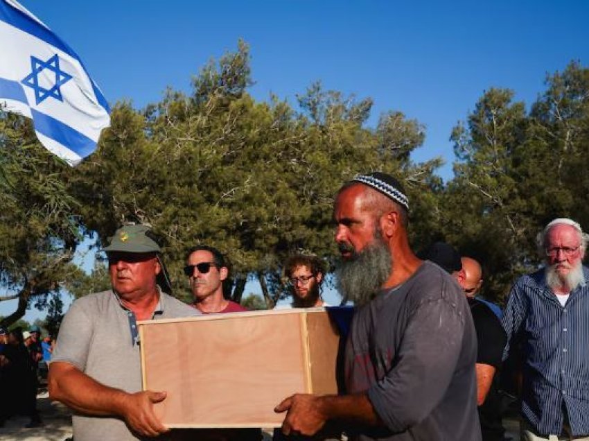 Të afërmit e tyre u gjetën të pajetë në Gaza, familjarët e pengjeve izraelitë: Në trupat e tyre kishte plumba