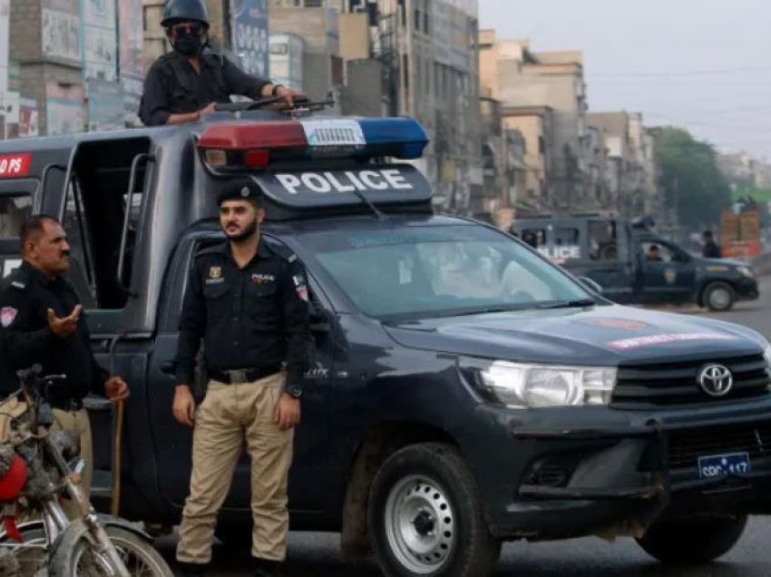 Vriten 11 oficerë policie në Pakistan, u zunë pritë nga disa persona të armatosur