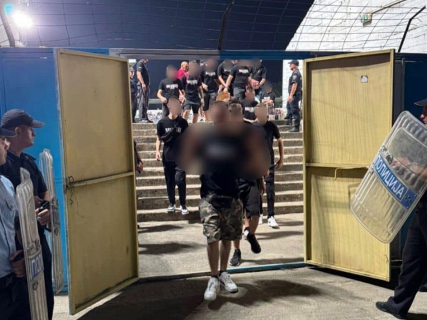 Skandal, policia ndali flamurin shqiptar në tribunë, tifozët lëshuan stadiumin në Maqedoninë e Veriut  