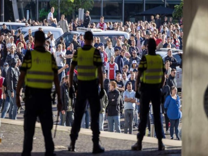 Policët në grevë, shtyhet “klasikja” e futbollit holandez