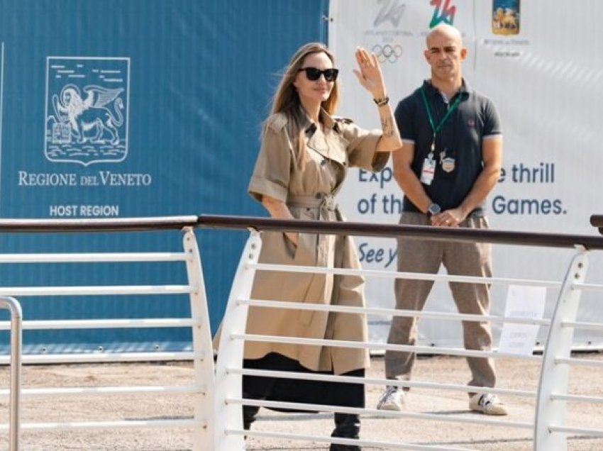 Angelina Jolie mbërrin në Itali për Festivalin e Filmit në Venecia, përshëndet me dorë paparacët në aeroport