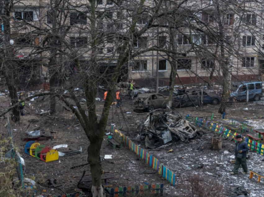 Mbetjet e dronit bien në park lojërash në Kiev ndërsa dëgjohen shpërthime