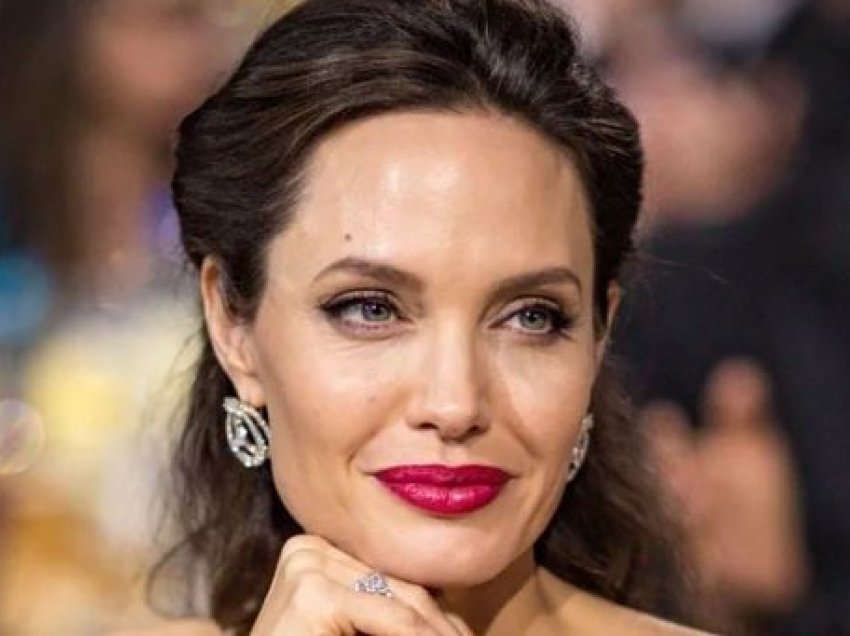 U panë duke dalë bashkë nga hoteli luksoz, Angelina Jolie në një romancë me 40-vjeçarin?