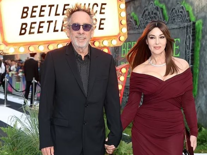 Monika Belluçi shfaqet mbresëlënëse në premierën e filmit ‘Beetlejuice 2’ teksa shoqerohet nga partneri Tim Burton i cili e mban përdore