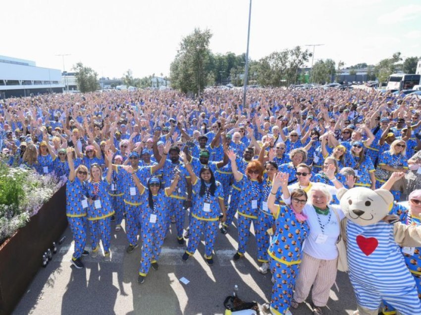 2052 punonjës të IKEA-s thyen rekordin për festën më të madhe me pizhame në botë