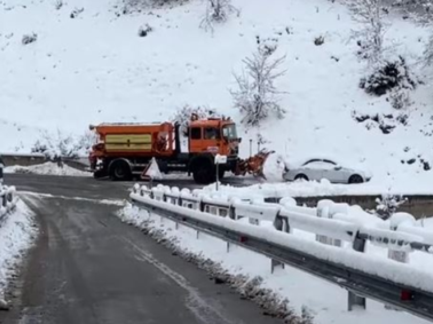 Moti i keq në vend/ Vështirësi në disa segmente rrugore dhe me furnizimin me energjinë elektrike