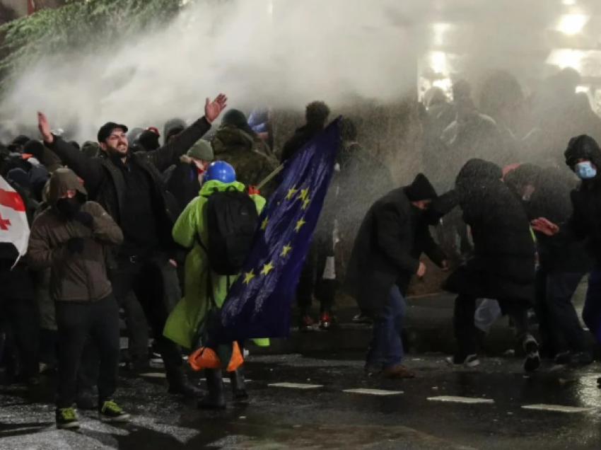 107 të arrestuar gjatë protestave në kryeqytetin gjeorgjian, përleshje mes policisë dhe protestuesve pasi qeveria ndërpreu negociatat me BE