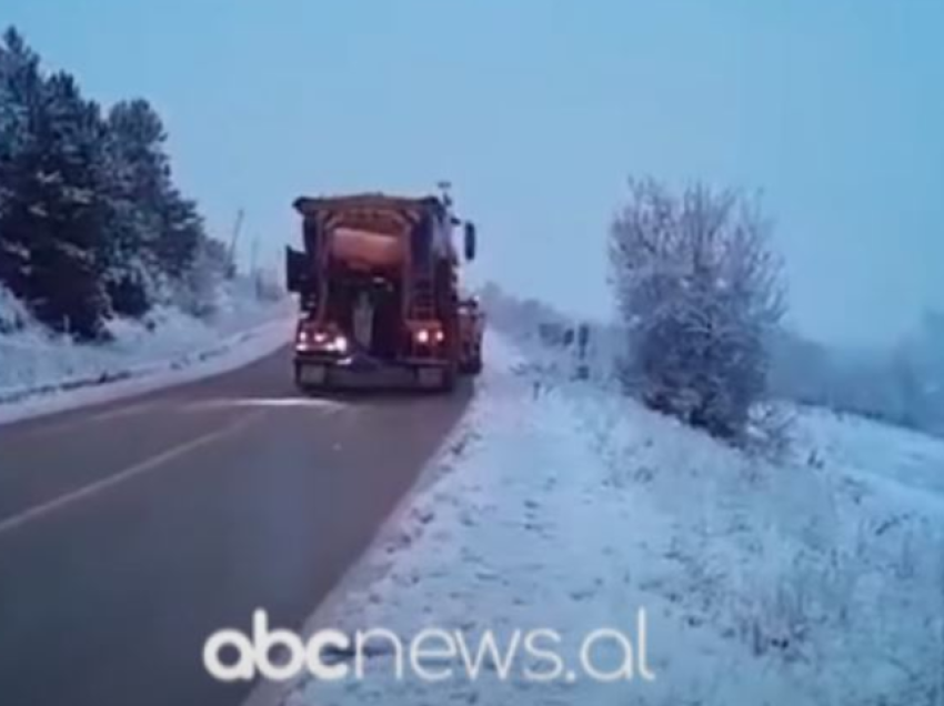 Reshjet e borës në juglindje/ Disa fshatra pa energji elektrike në qarkun e Korçës