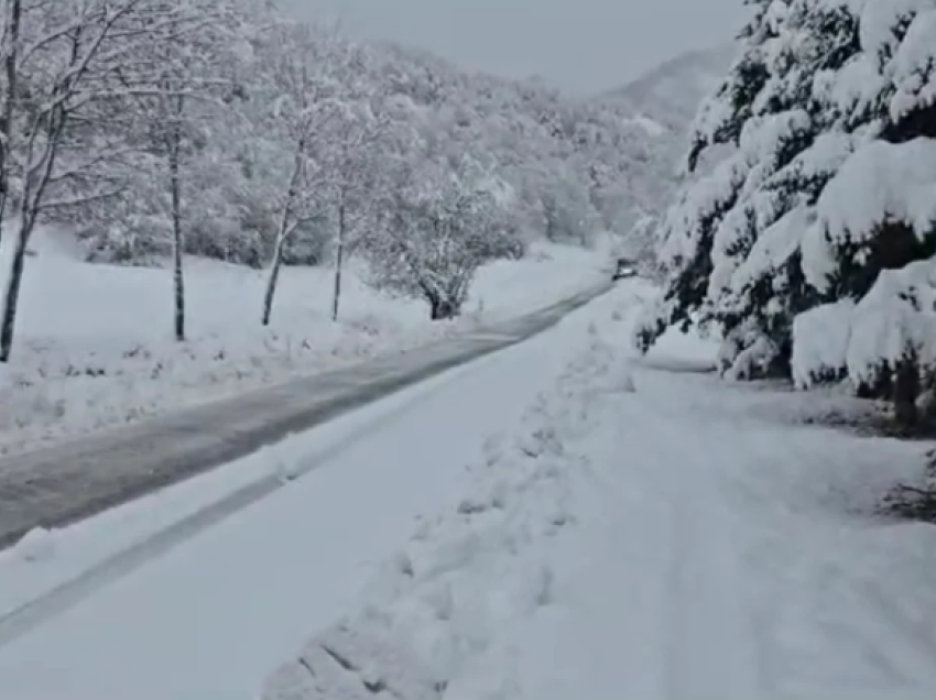 Reshjet e dendura të dëborës bllokojnë aksin Qafë Qarri-Ersekë