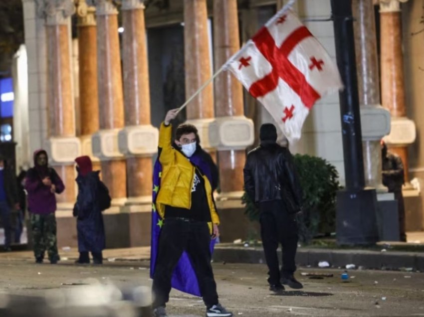 SHBA dhe BE dënojnë “përdorimin e tepruar të forcës” ndaj protestuesve në Gjeorgji