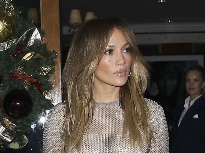 Jennifer Lopez nuk i lë vend imagjinatës, bluza transparente ia nxjerr gjoksin në pah