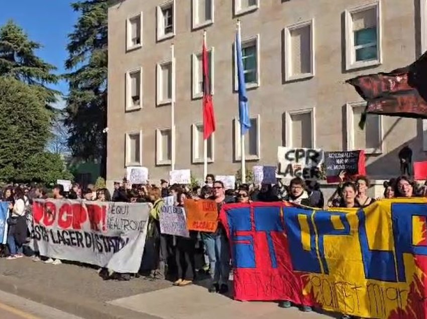 Protestë para Kryeministrisë kundër kampeve të emigrantëve, tubimi pritet të zhvendoset para ambasadës Italiane dhe delegacionit të BE