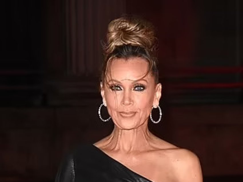 Vanessa Williams ‘vjedh’ shfaqjen në The Devil Wears Prada - teksa vesh një fustan korseje të mrekullueshme me pelerinë