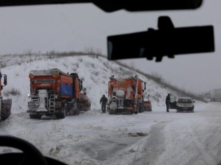 ​Evakuohen banorët në një fshat të Maqedonisë së Veriut të bllokuar nga bora