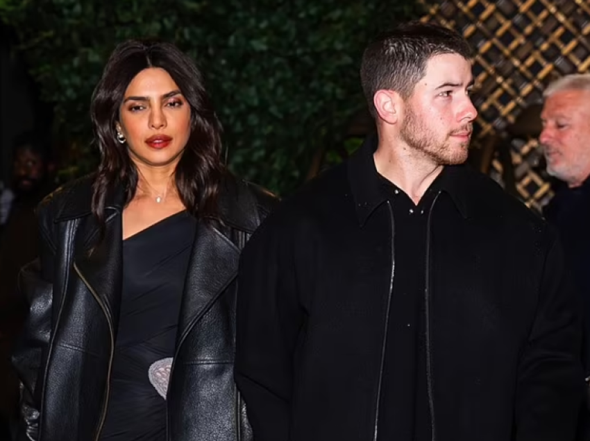 Priyanka Chopra dhe Nick Jonas mahnitën me dukjet e tyre, teksa dilnin në New York